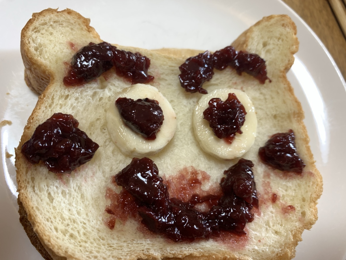 クマの形のパンに笑顔のデコレーション